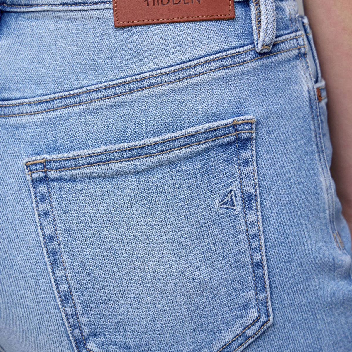 Hidden Jeans - Medium Light Stretch Clean Crop Wide Leg